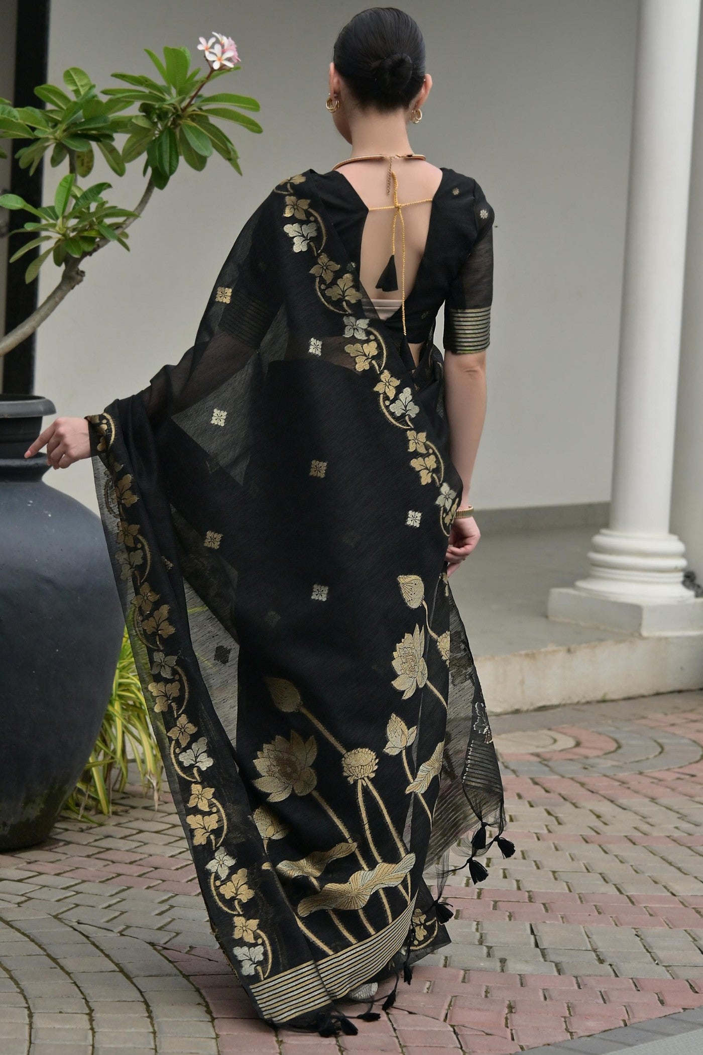 Buy MySilkLove Vanta Black Floral Linen Silk Saree Online