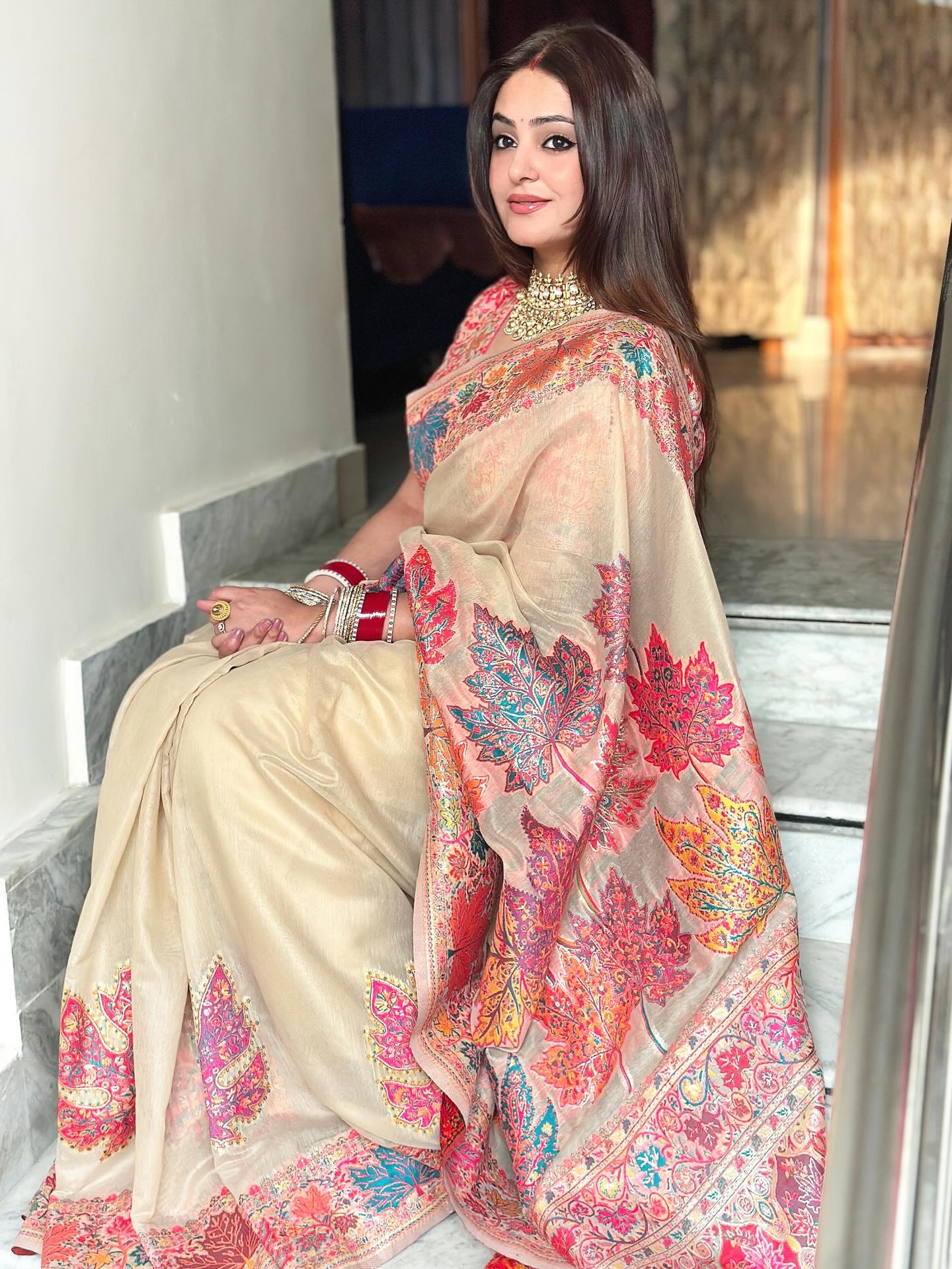 Buy MySilkLove Daisy White Kashmiri Handloom Jamewar Saree Online