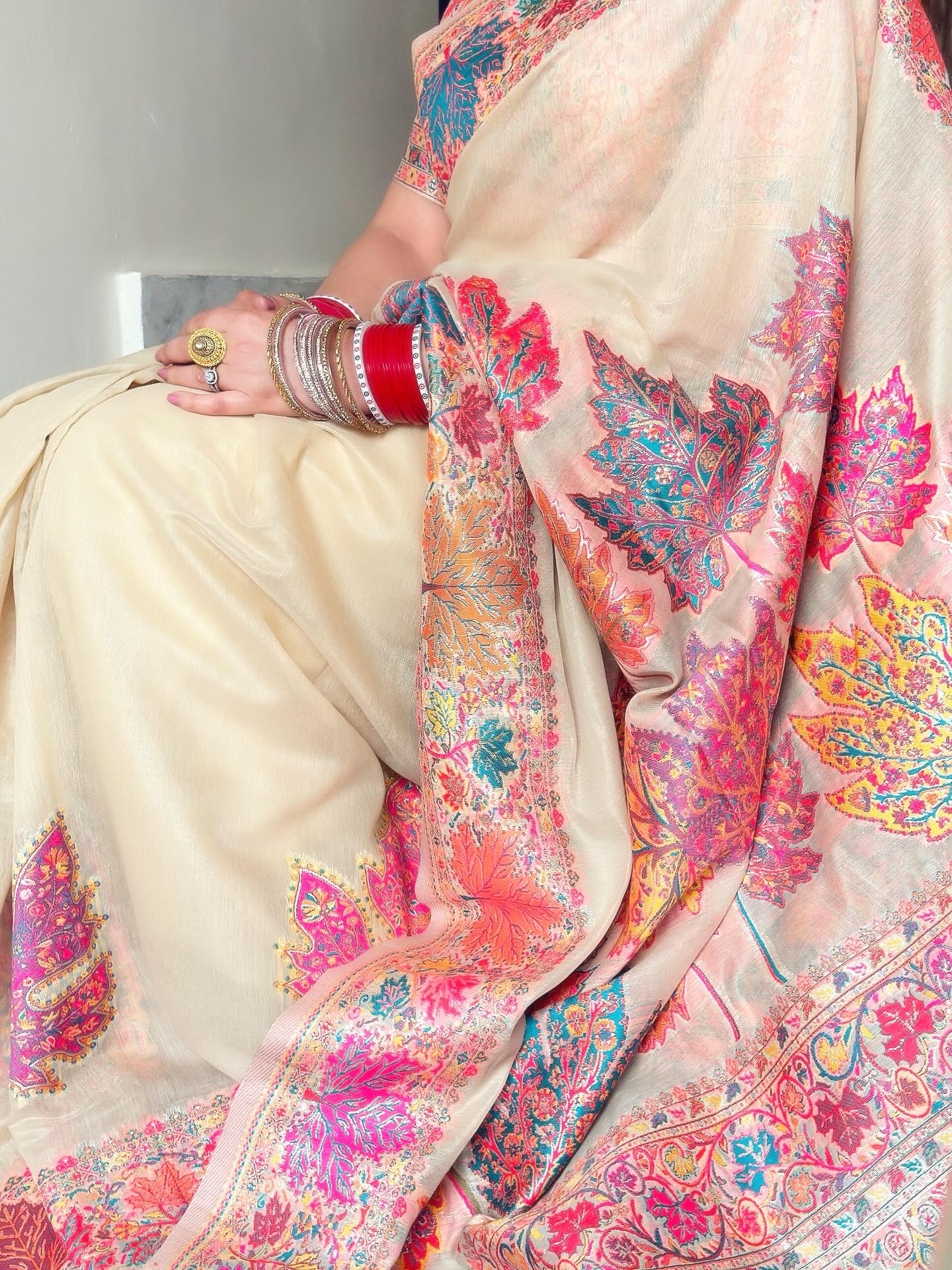 Buy MySilkLove Daisy White Kashmiri Handloom Jamewar Saree Online