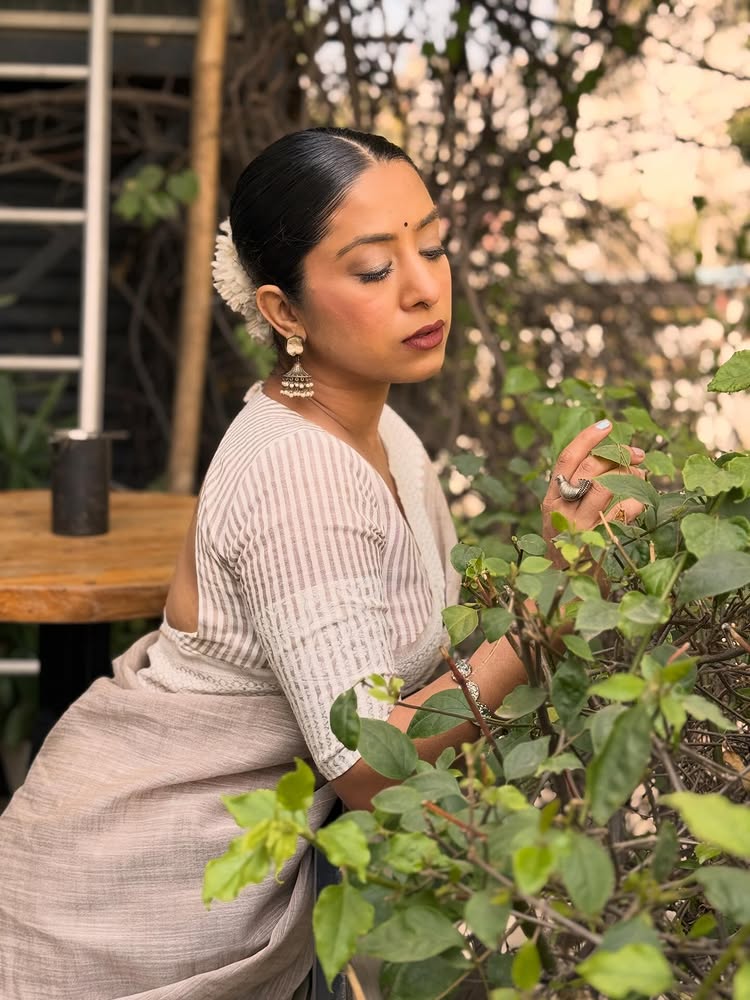 Buy MySilkLove Peanut Brown Woven Linen Saree Online