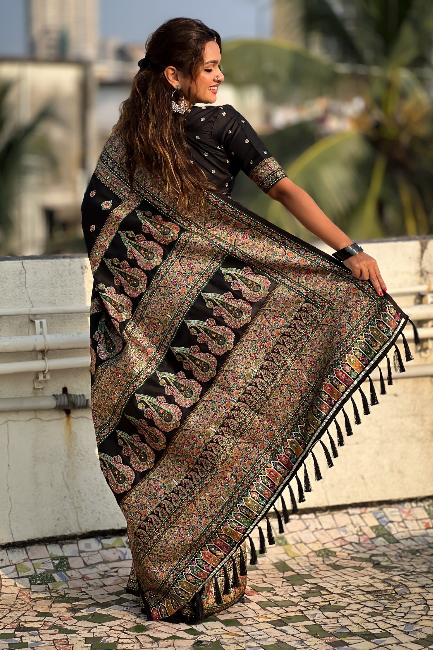 Buy MySilkLove Hollyhock Black Woven Kashmiri Jamewar Saree Online