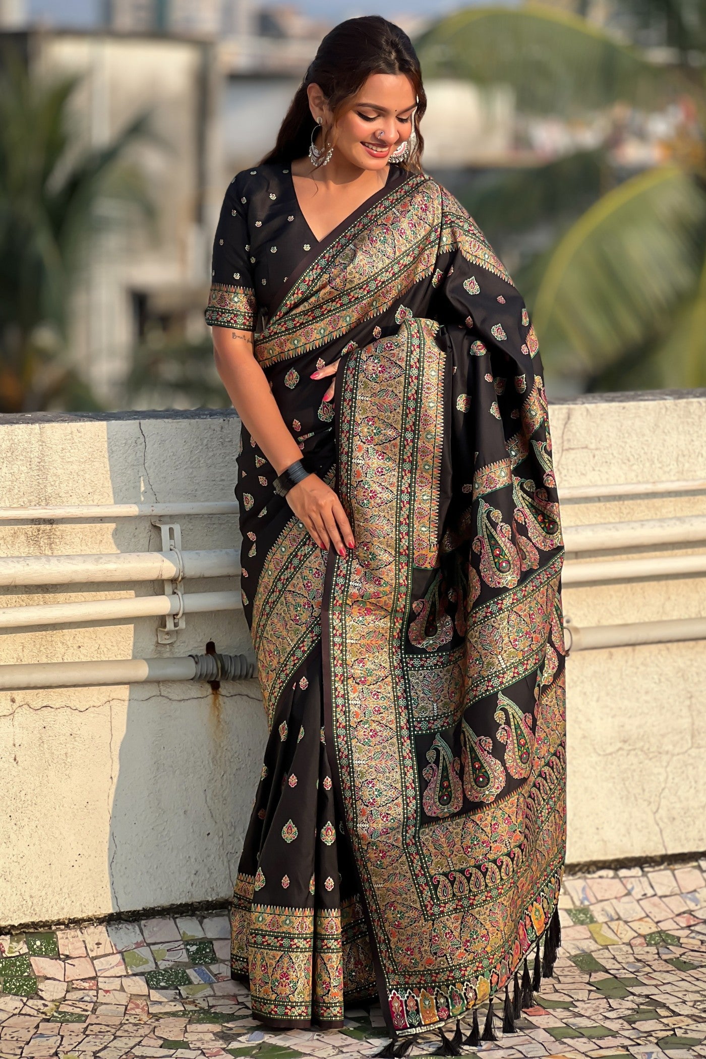 Buy MySilkLove Hollyhock Black Woven Kashmiri Jamewar Saree Online