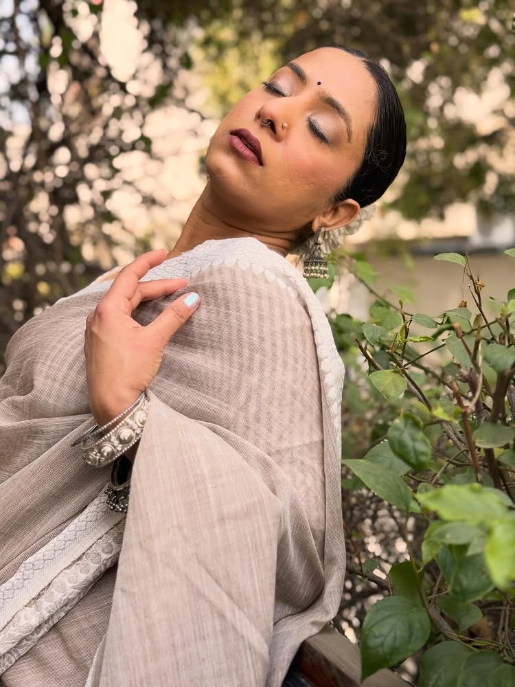 Buy MySilkLove Peanut Brown Woven Linen Saree Online