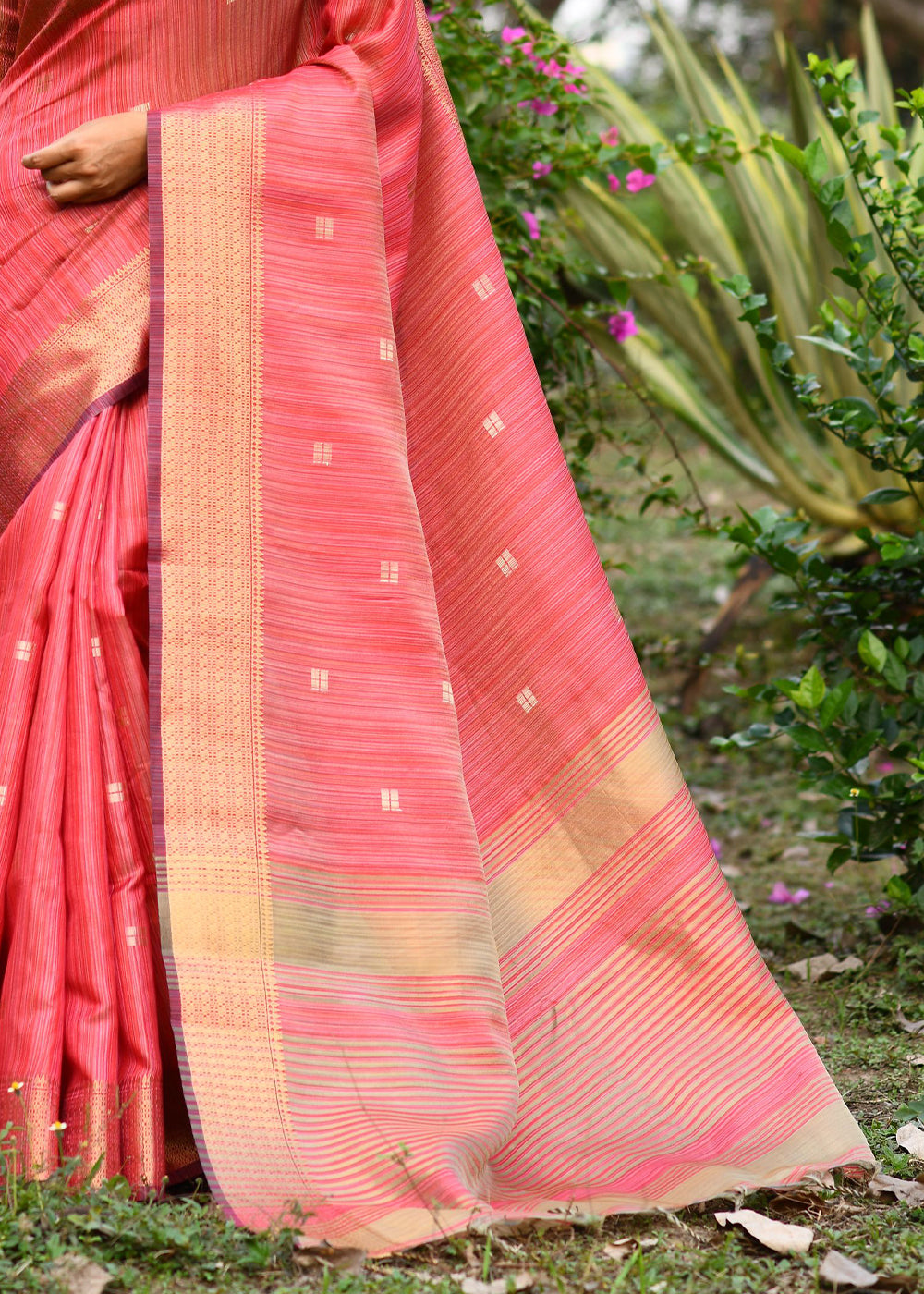 Buy MySilkLove Froly Peach Maheshwari Woven Silk Saree Online