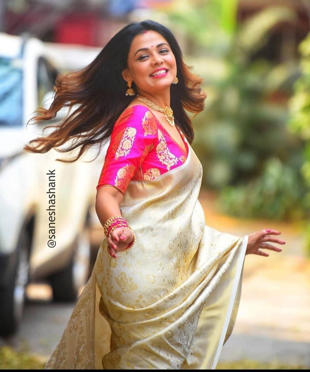 Buy MySilkLove White Gold Woven Kanjivaram Saree - MySilkLove Online