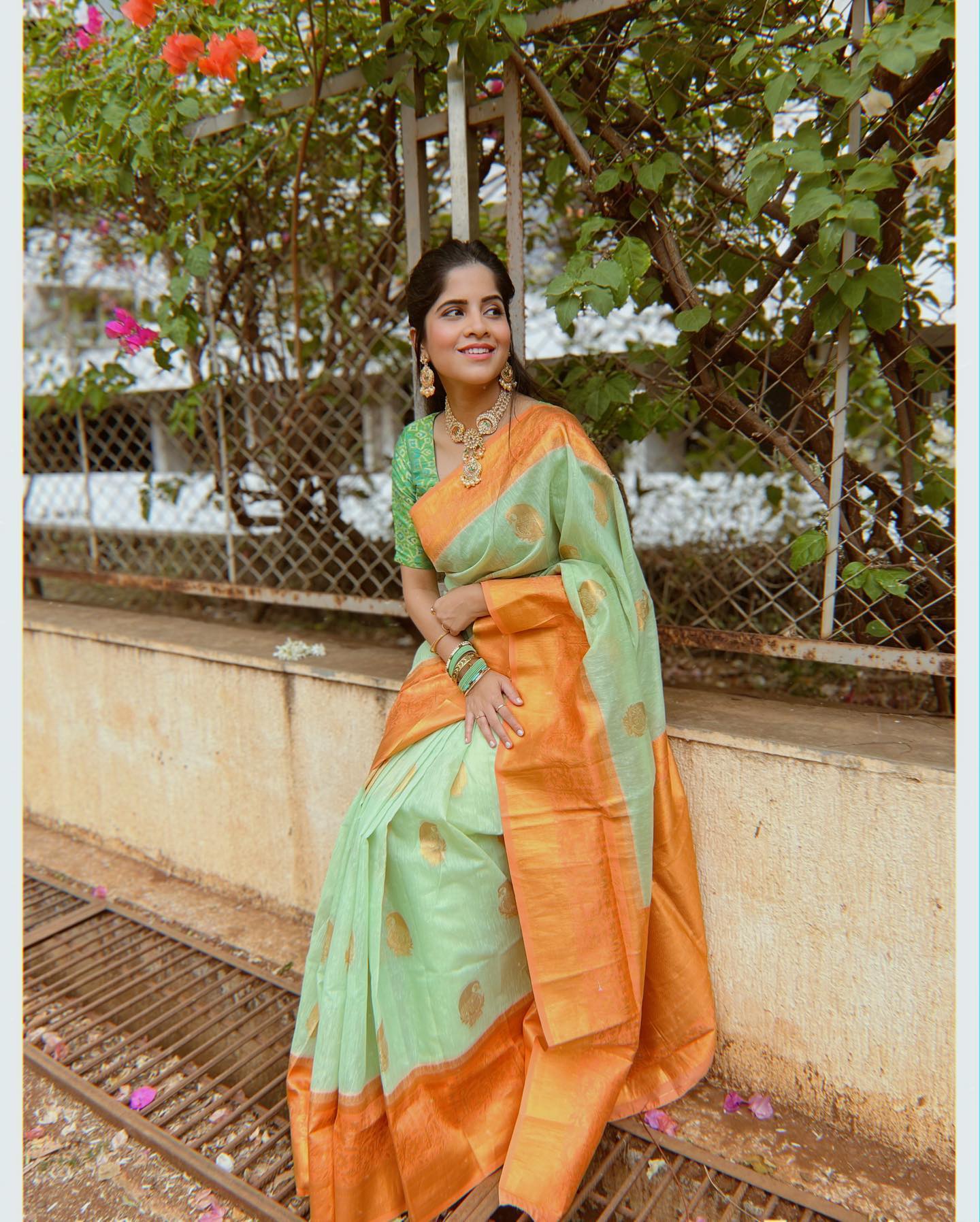 Buy MySilkLove Olivine Green Copper Zari Woven Linen Saree Online